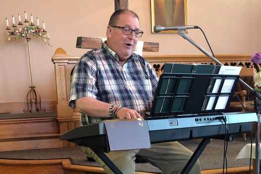 Participant Thomas - person playing a keyboard in a church