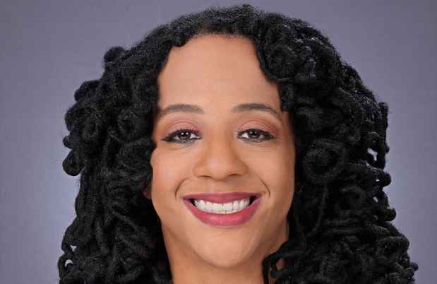 Headshot of participant Jasmin smiling